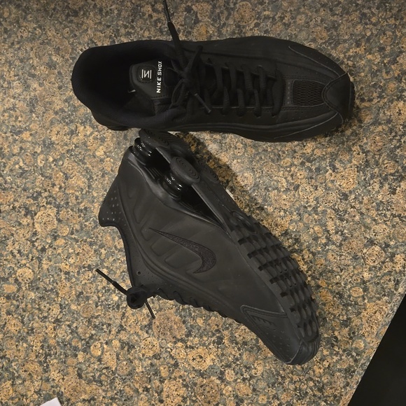 Nike Shox R4 Triple Black Sneakers, size 6 Youth=8 women, wore once - Picture 3 of 5